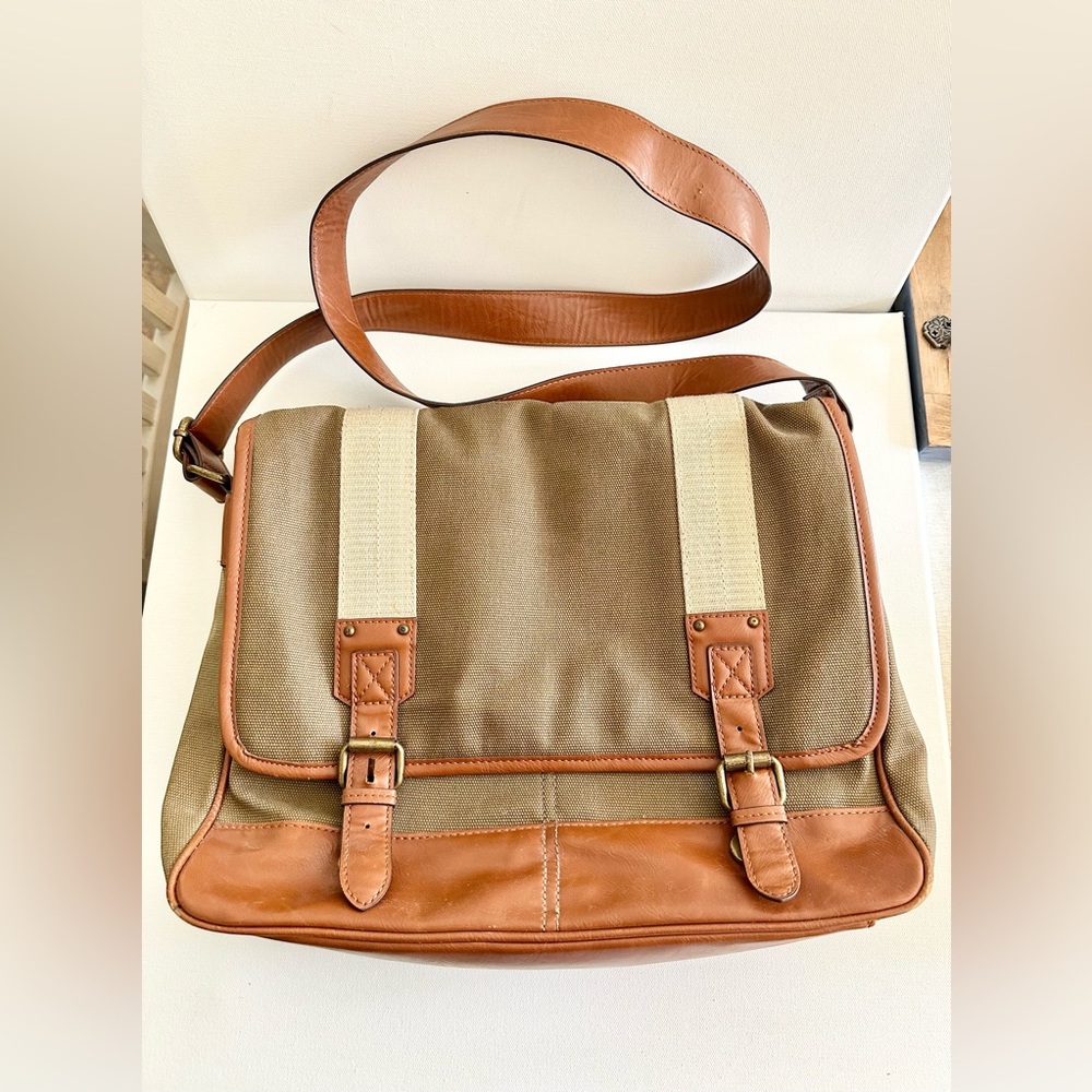 Men’s khaki canvas messenger bag